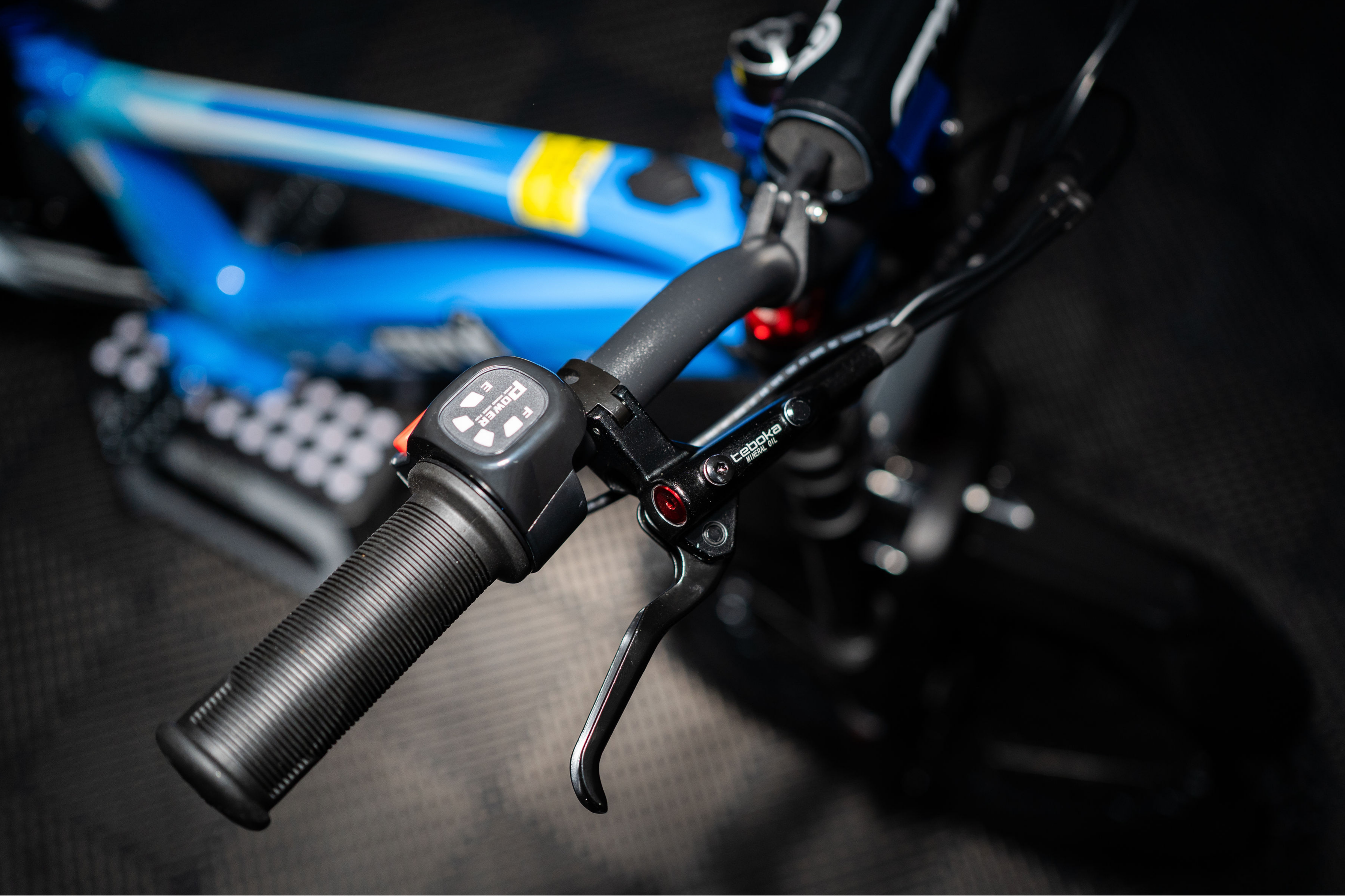 revvi 18/20 brakes close up on the revvi 20 in blue