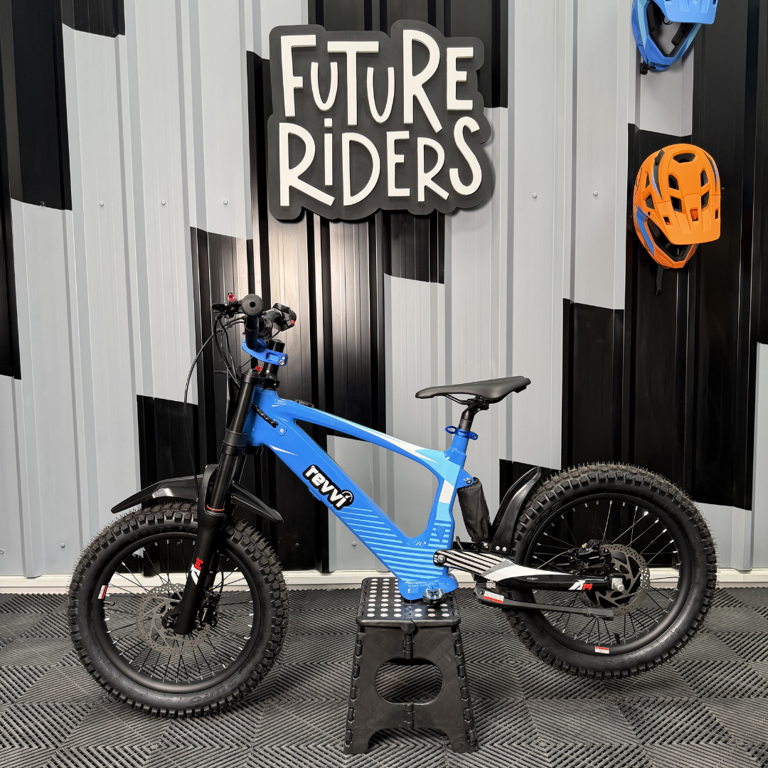 Revvi 18 Inch Ex Demo - Blue